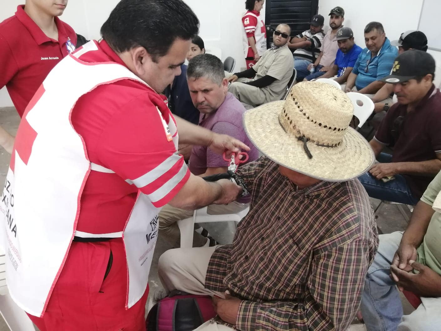 Lanza Sagarhpa recomendaciones por presencia de tiburones